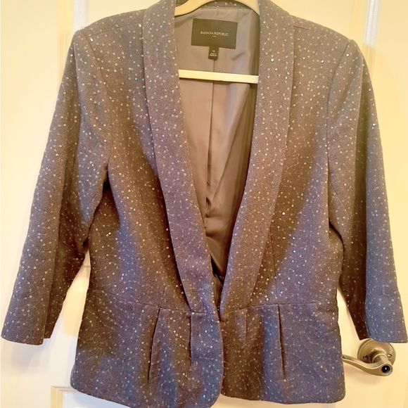 Express Blazer I’m using 1 day. Size 12 petite. I’m M size and it fits me well. - Picture 4 of 4